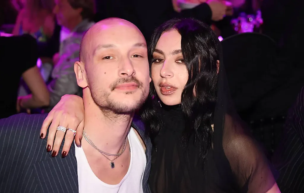 Charli XCX и Джордж Дэниел: свадьба со звёздами, селфи и cамым коротким гостевым листом