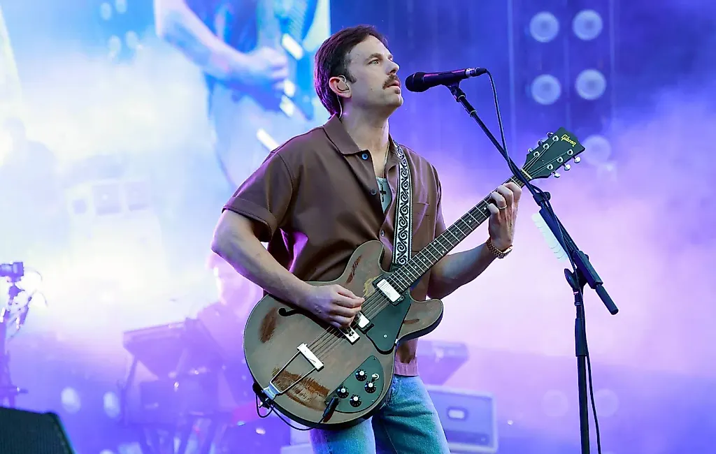 Kings Of Leon выходят на сцену после «странной травмы» солиста