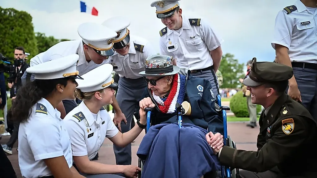 Папа Джейк: ветеран D-Day и звезда TikTok скончался на 102-м году жизни