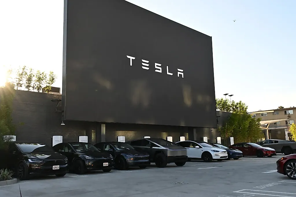 Tesla открывает ретро-обжорную на зарядке в Лос-Анджелесе