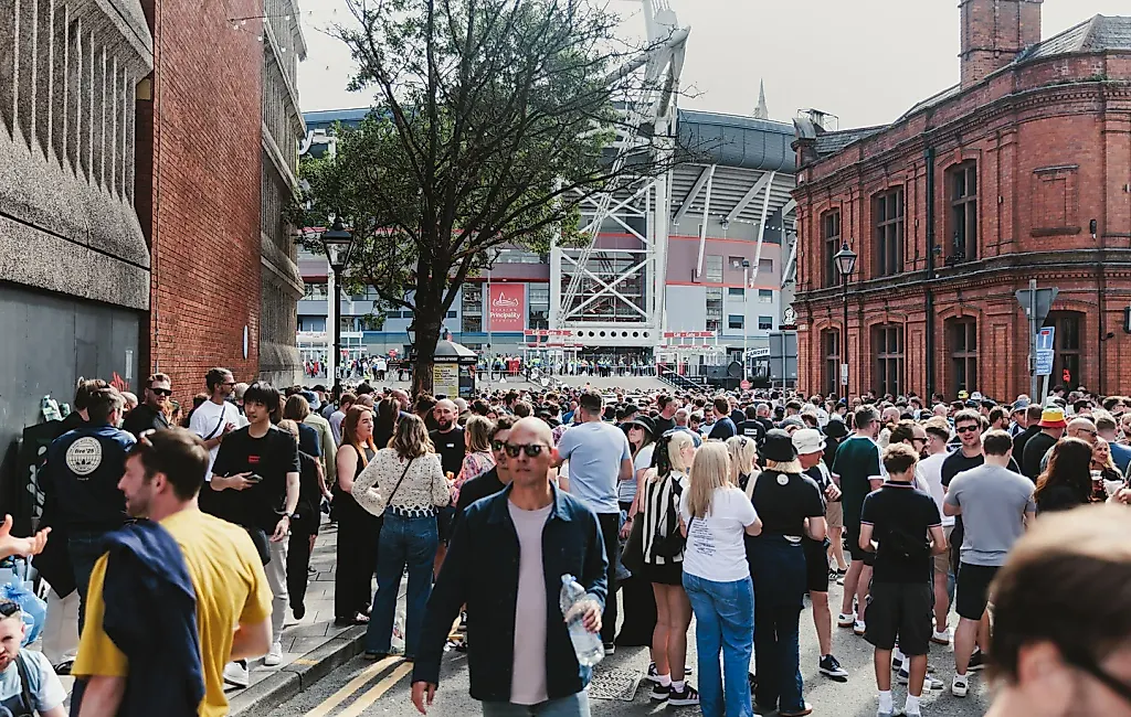 Oasis запрещают фанатам собираться у Wembley без билетов