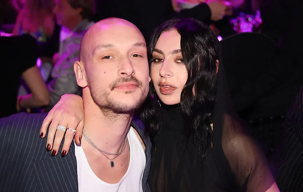 Свадьба Charli xcx и George Daniel: фото, крики, очки и ни капли гламура