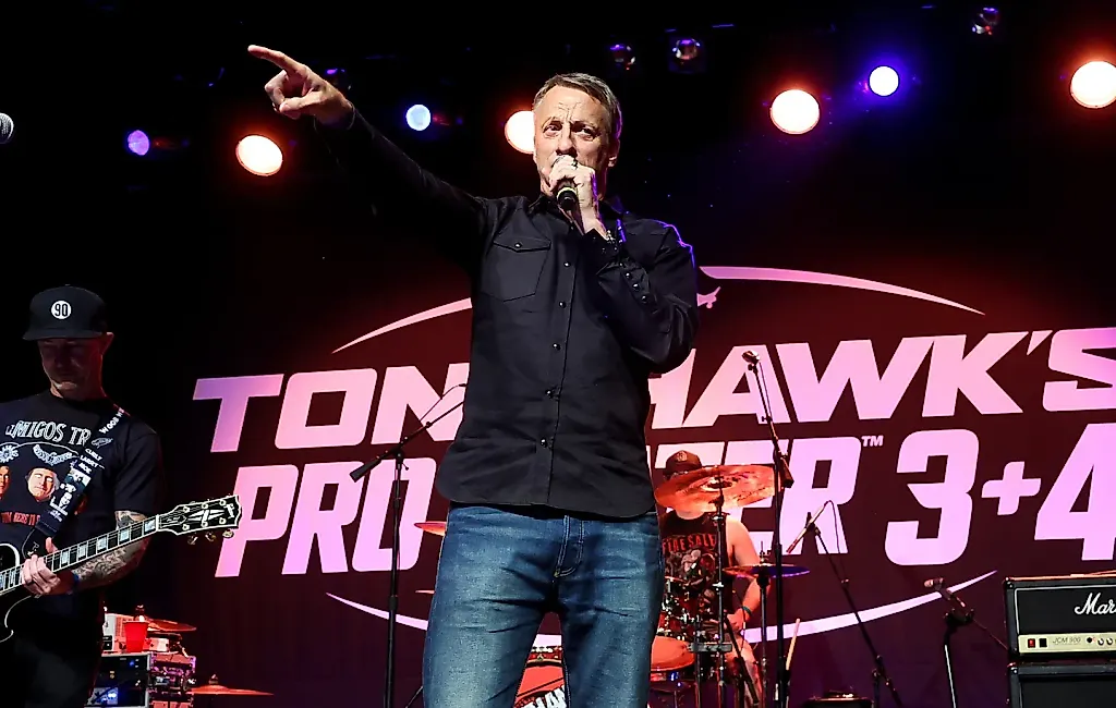 Тони Хоук снова исполнил 'Superman' с Goldfinger на Warped Tour