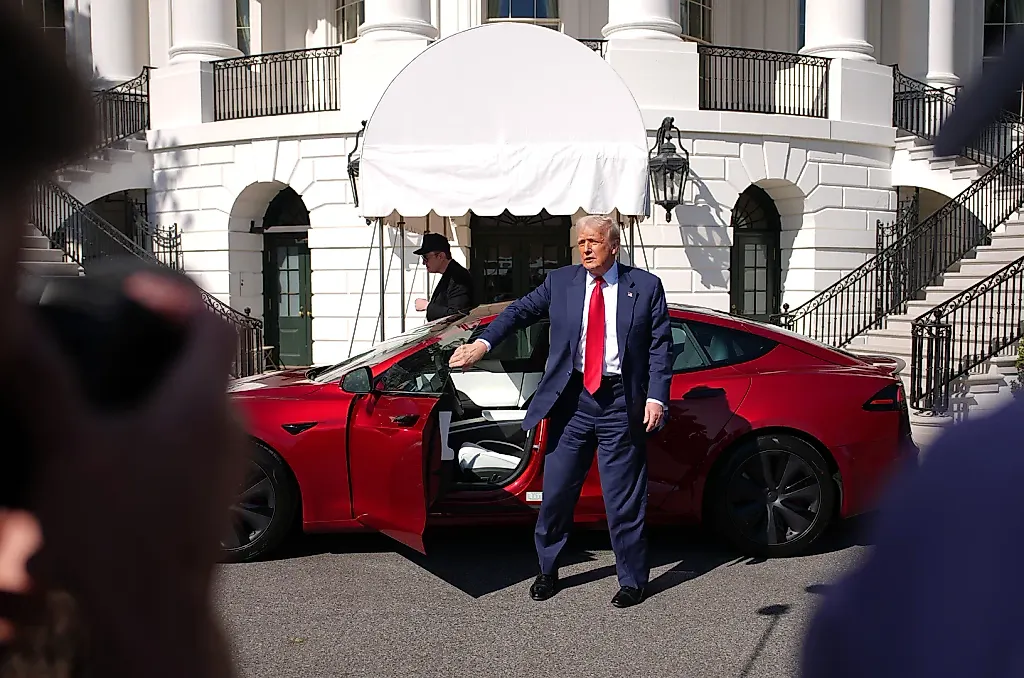 Трамп объявил глумление над Tesla внутренним терроризмом