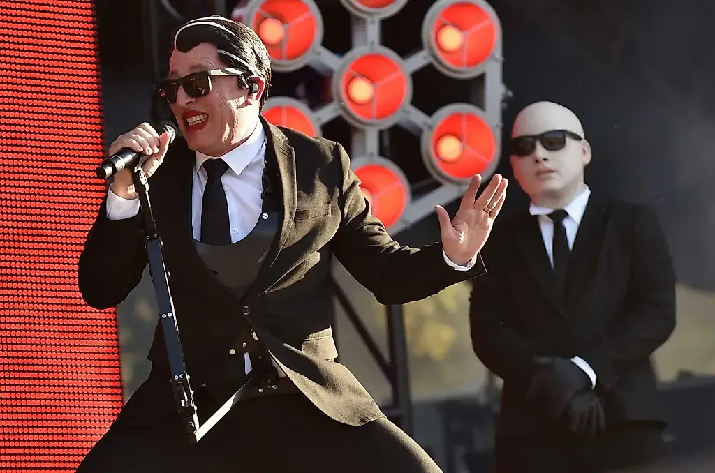 Почему Maynard James Keenan против телефонов на концертах: "То, что вы снимаете на телефон, отстой"