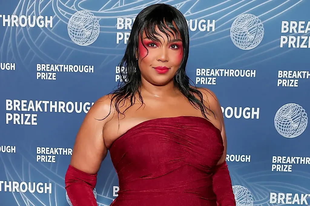Лицо и джинсы: Lizzo высмеивает "генетическую элиту" Fox News