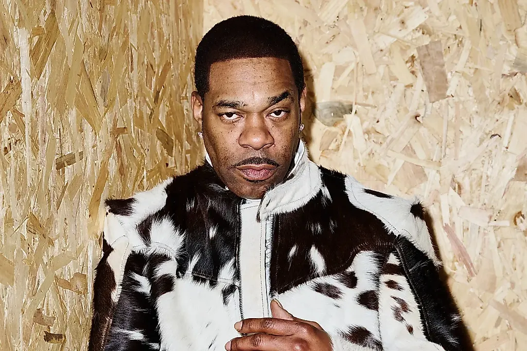 Ассистент Busta Rhymes подает в суд за избиение и травлю в индустрии