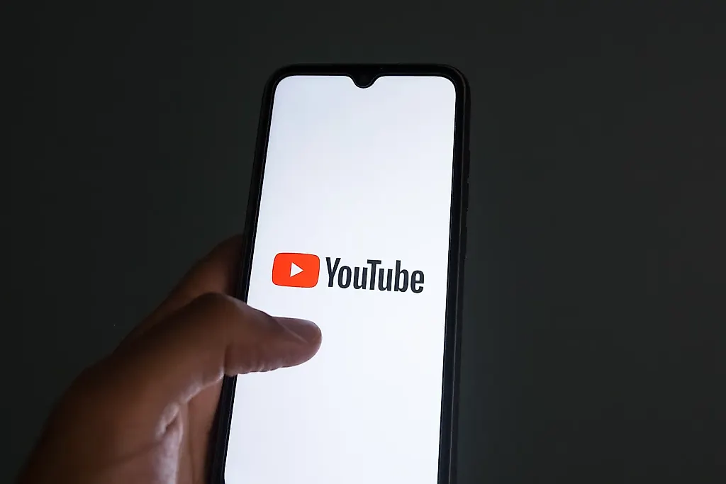 YouTube натравил ИИ на возраст пользователей: тотальное дежавю эпохи паспортного контроля