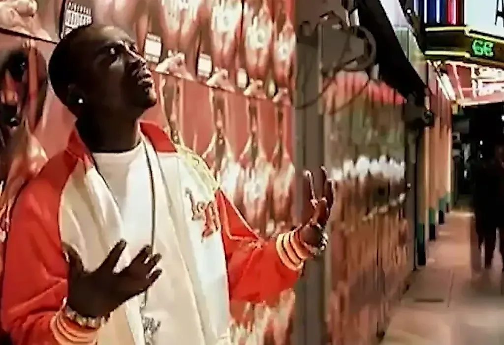 Akon, потная футболка и сирены: Россия встречает западную звезду на свой лад