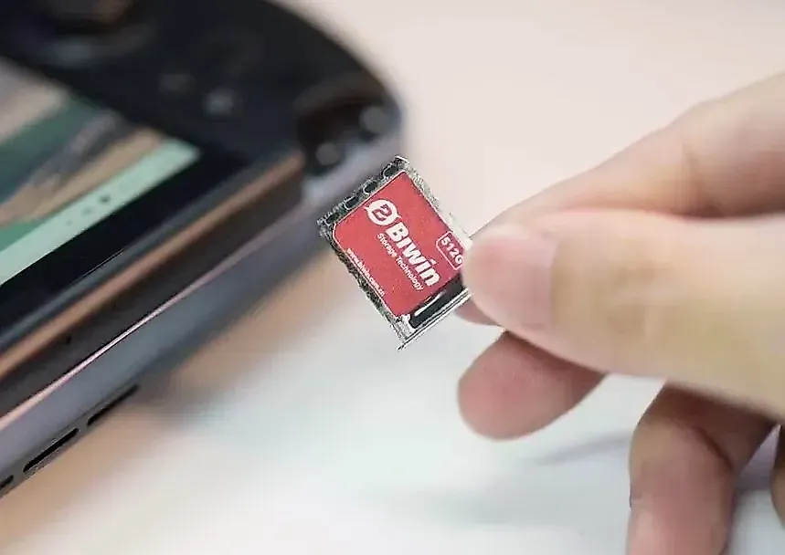 Китай запускает SSD размером с SIM-карту