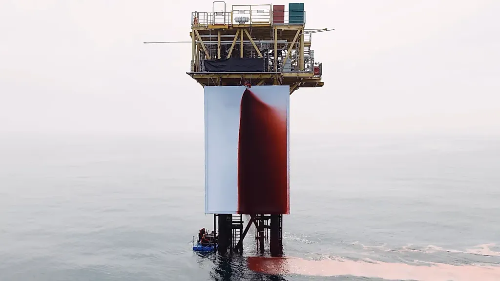 Anish Kapoor и Greenpeace устроили кровавый перформанс на нефтяной платформе
