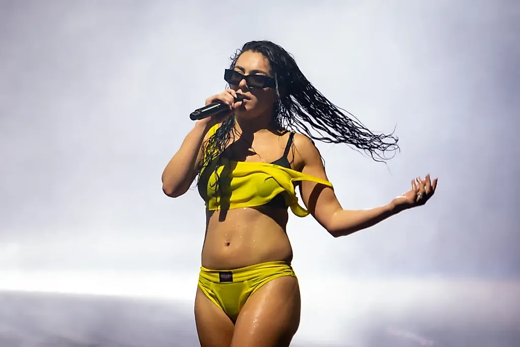 Charli XCX простилась с «Brat», намекнула на киноролик и японский хоррор