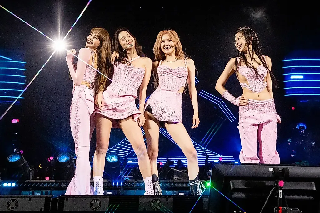 BLACKPINK устроили трибьют Spice Girls на стадионе Уэмбли