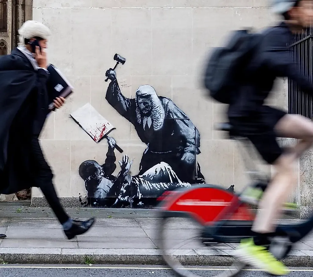 Banksy нарисовал судью, избивающего протестующего после массовых арестов в Лондоне