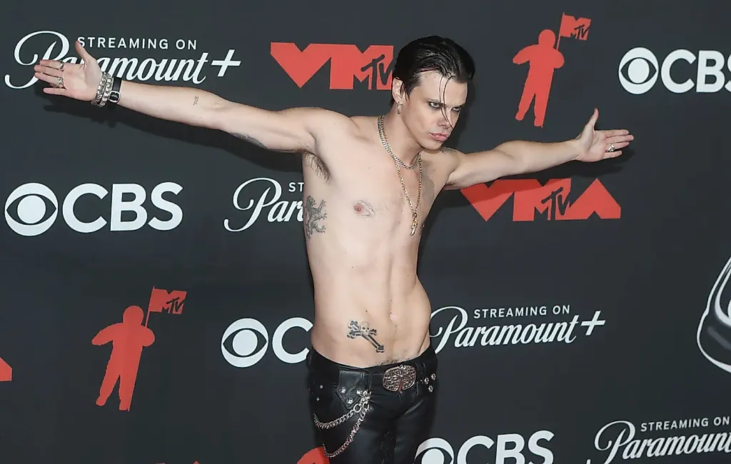Yungblud надел брюки Игги Попа и ожерелье Оззи на MTV VMA 2025