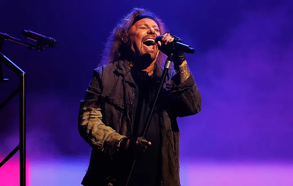 Вокалист Mötley Crüe перенёс инсульт и снова встал на сцену