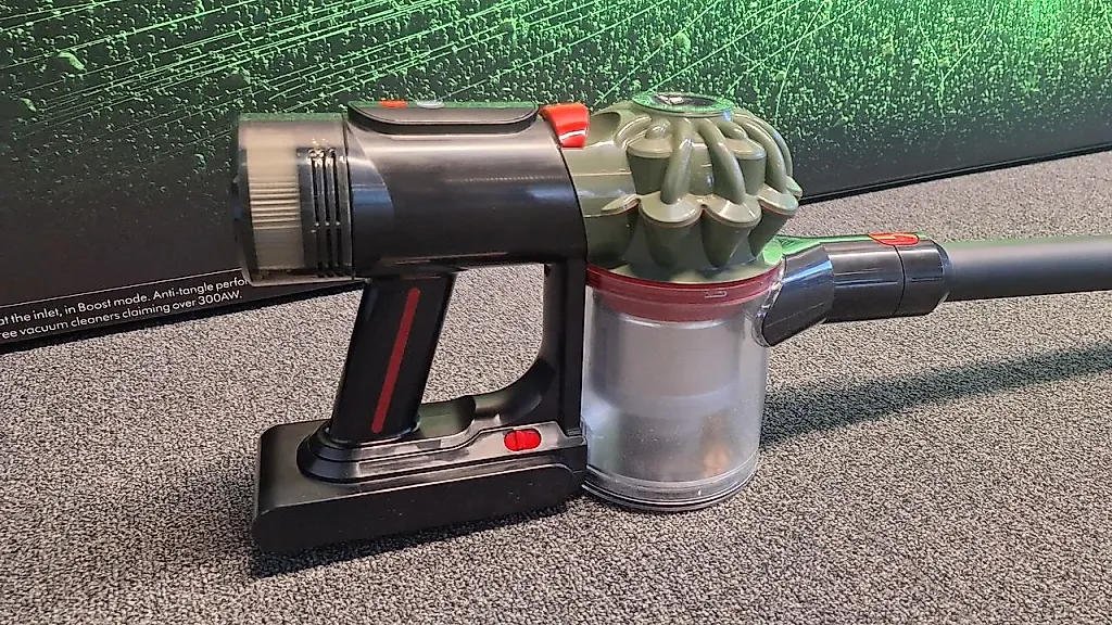 Dyson обновил V8 — олдскул жив! Интервью с инженером: зачем пылесосу дизайн из 2016-го?