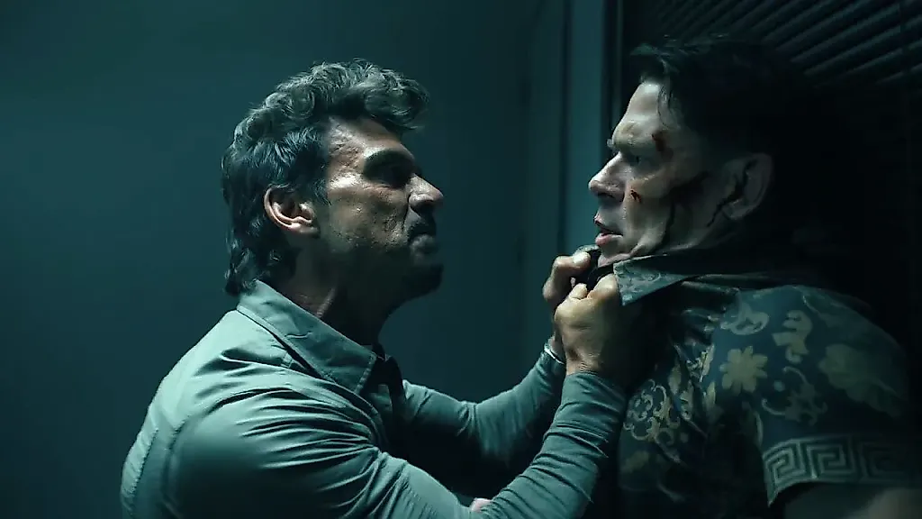 Frank Grillo о жестокой расправе Рика Флага-старшего над Миротворцем