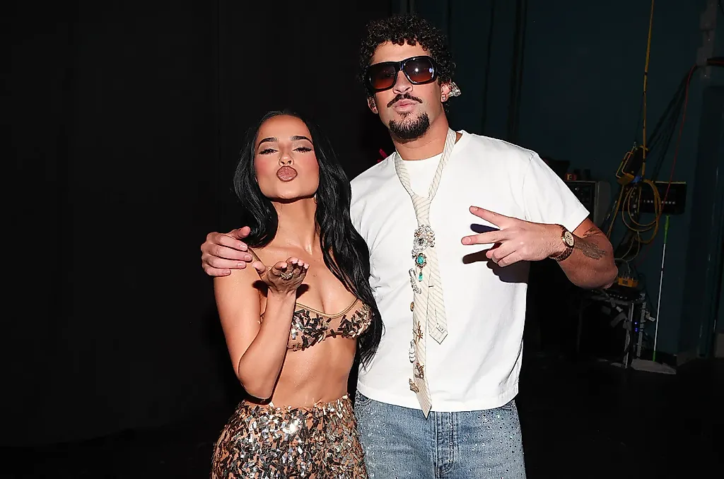 Полный абсурд на iHeartRadio Music Awards 2025: Звезды, награды и позы за кулисами