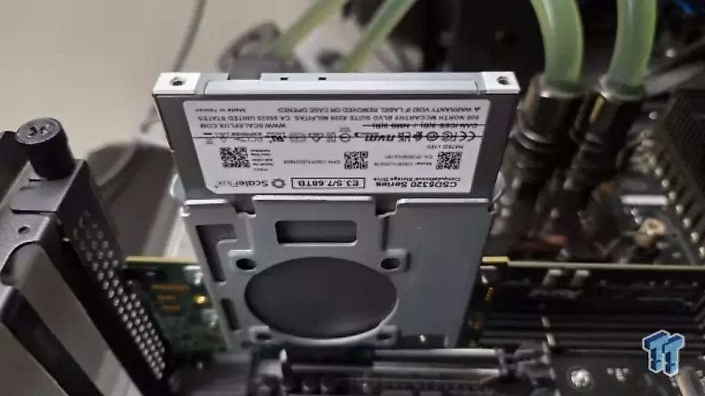 ScaleFlux выпустила SSD, который сжимает данные на лету и работает быстрее всех конкурентов