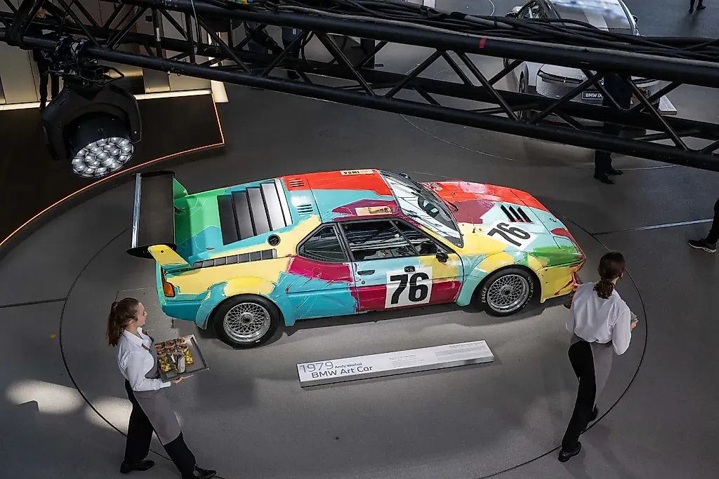 Гибель на выставке Warhol и BMW: трагедия в Вашингтоне