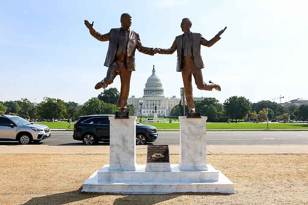 Статую Трампа и Эпстина убрали из центра Вашингтона