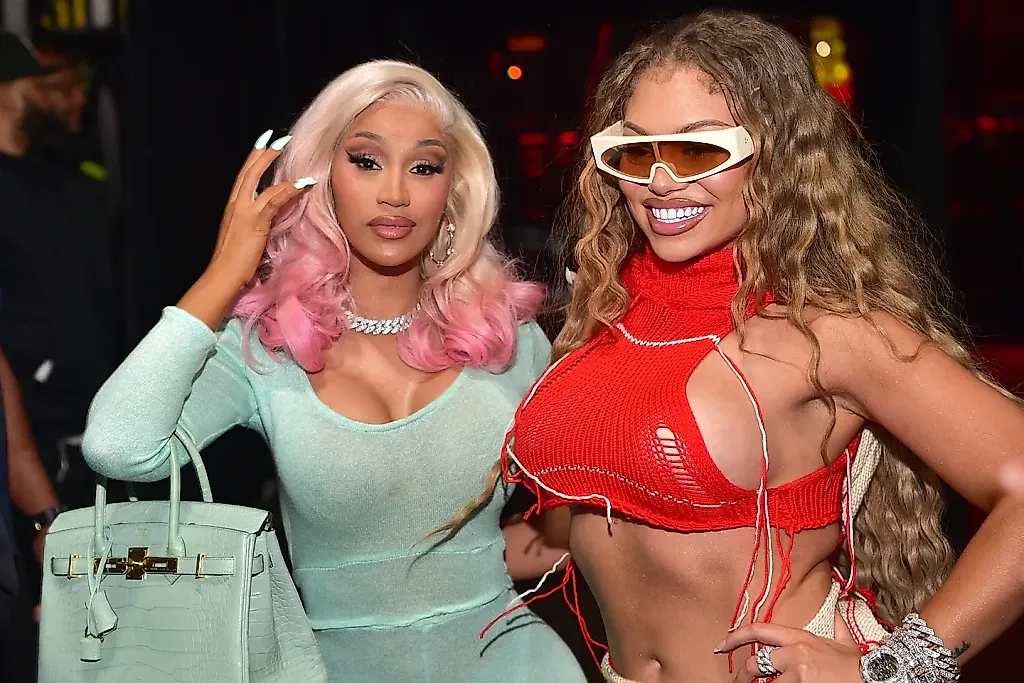 Cardi B и Latto устроили скандальную вечеринку в новом ремиксе “ErrTime”