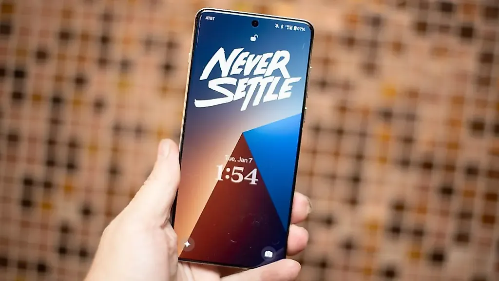 OnePlus 15 превосходит Galaxy S25 Ultra по мощности: новый чип и странности дизайна