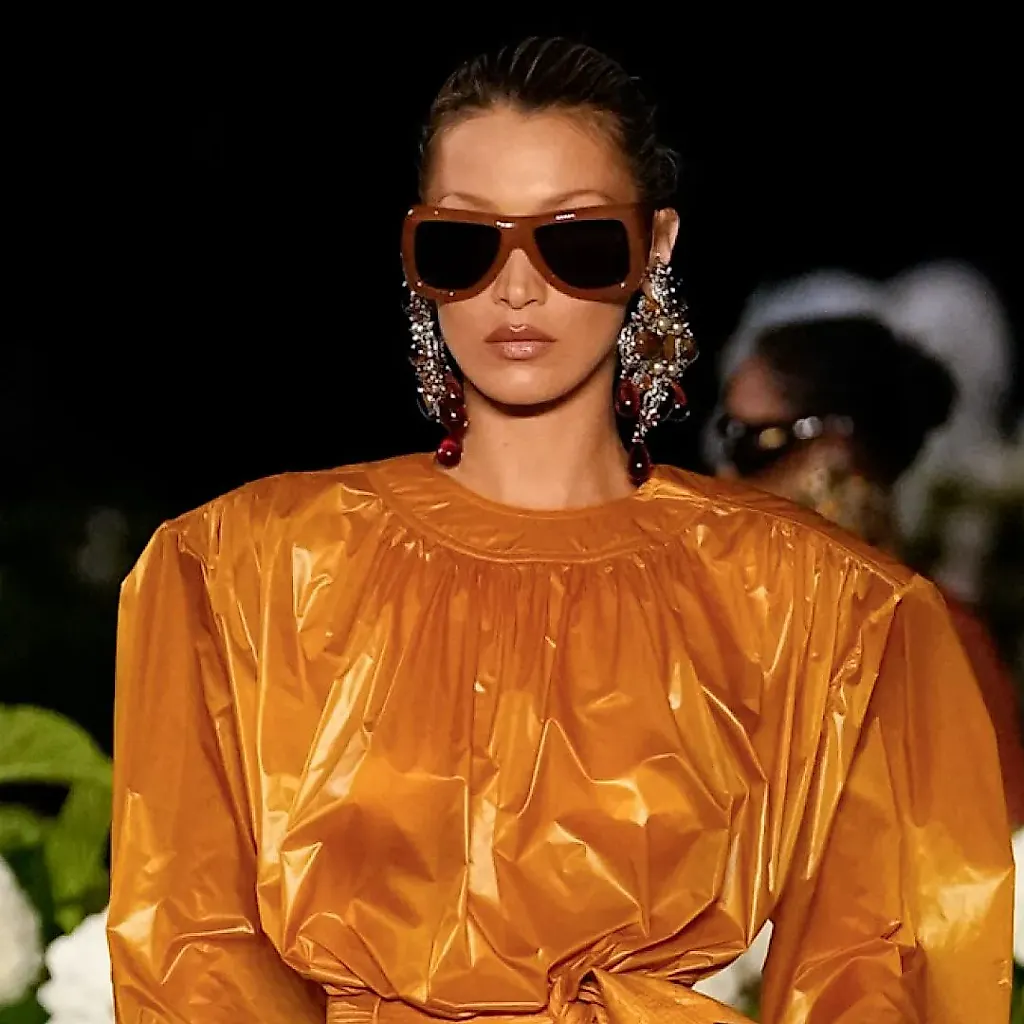 Белла Хадид возвращает моду на широкие плечи: показ Saint Laurent Весна 2026