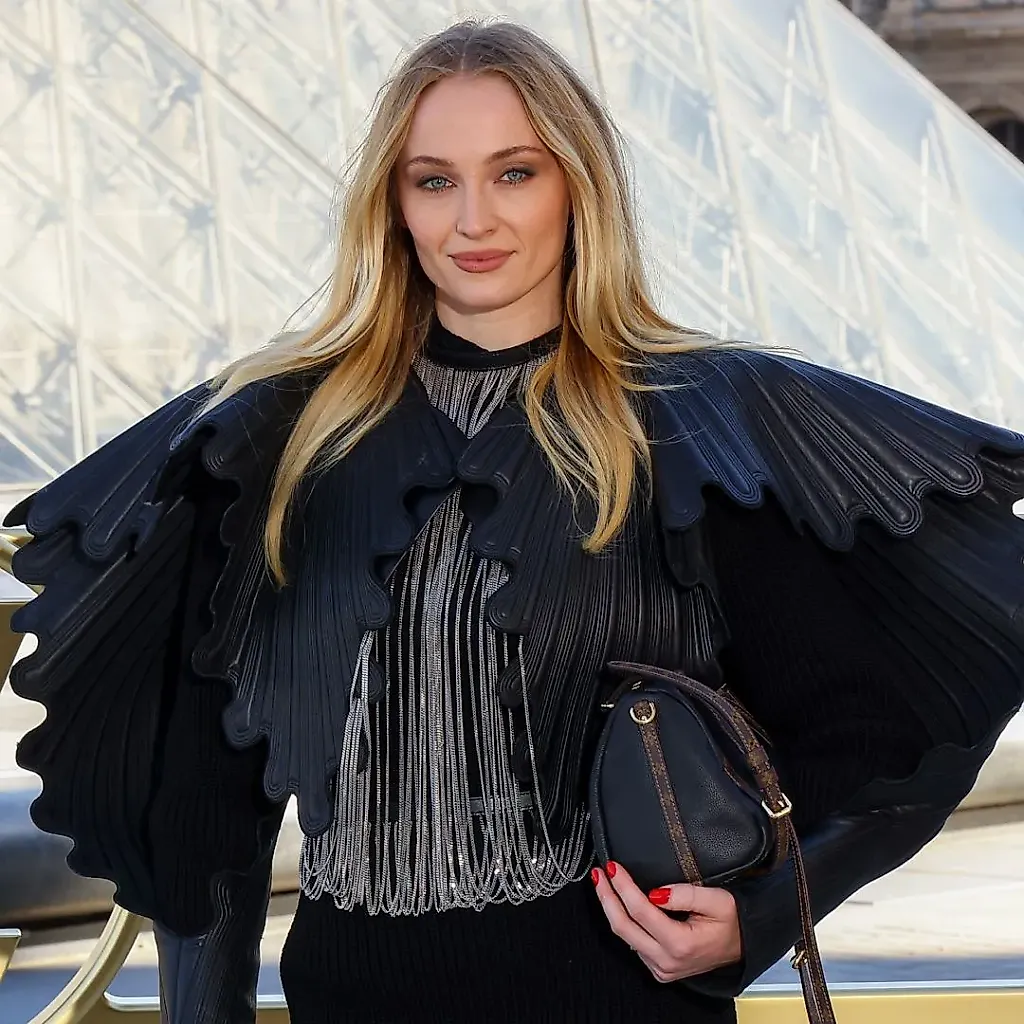 Софи Тёрнер в Louis Vuitton: мода будущего для «Королевы Севера»