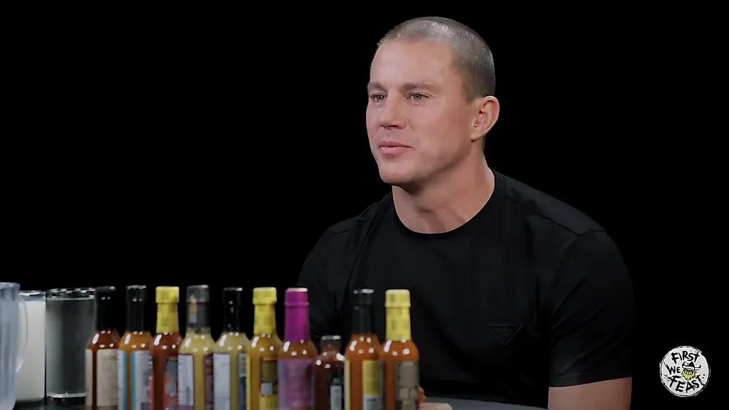 Ченнинг Татум фанатеет от ведущего Hot Ones