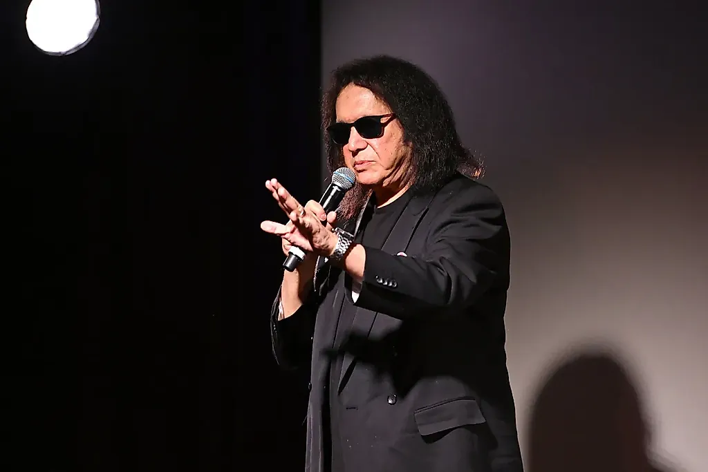 Джин Симмонс из KISS попал в аварию, но уже шутит над собой