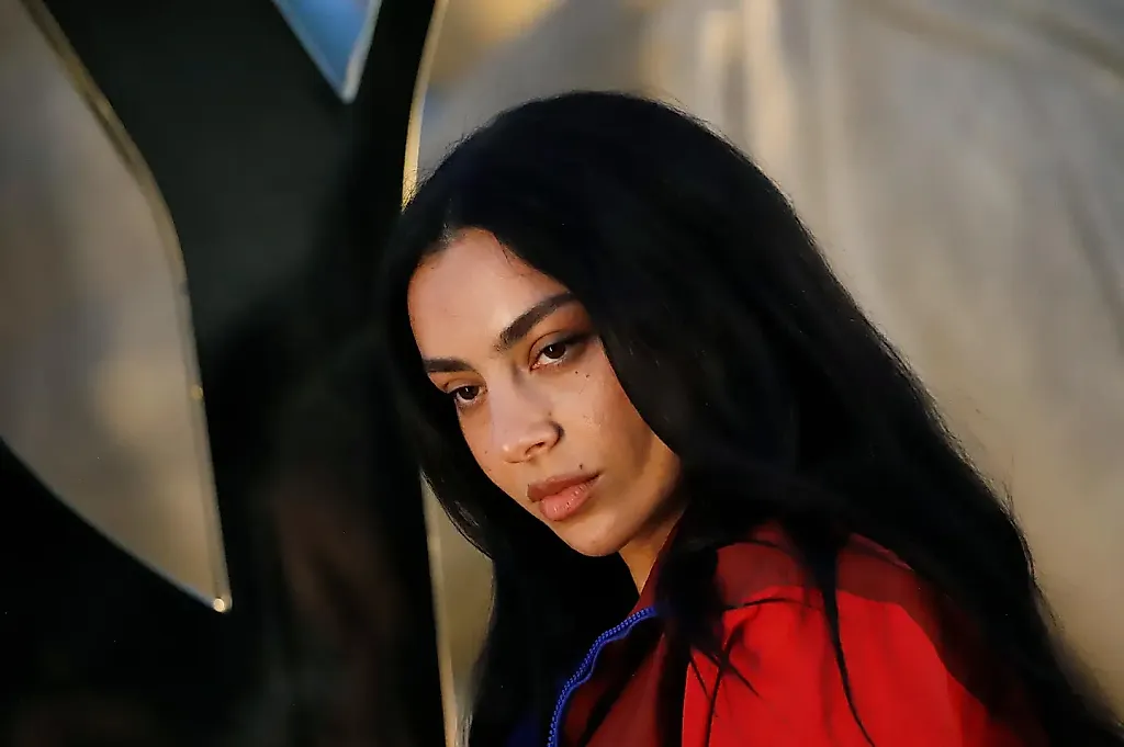 A24 и Charli XCX раскрывают детали "The Moment": подтверждён каст и год выхода