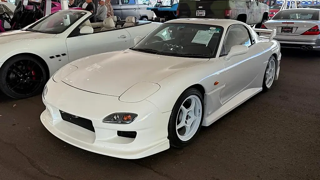 Автомобили под тентами на аукционе Barrett-Jackson 2025 в Скоттсдейле