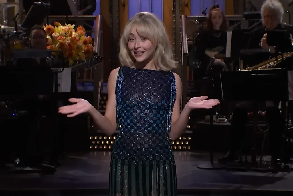 Sabrina Carpenter шутит о провокационной обложке альбома в вызывающем монологе на «SNL»