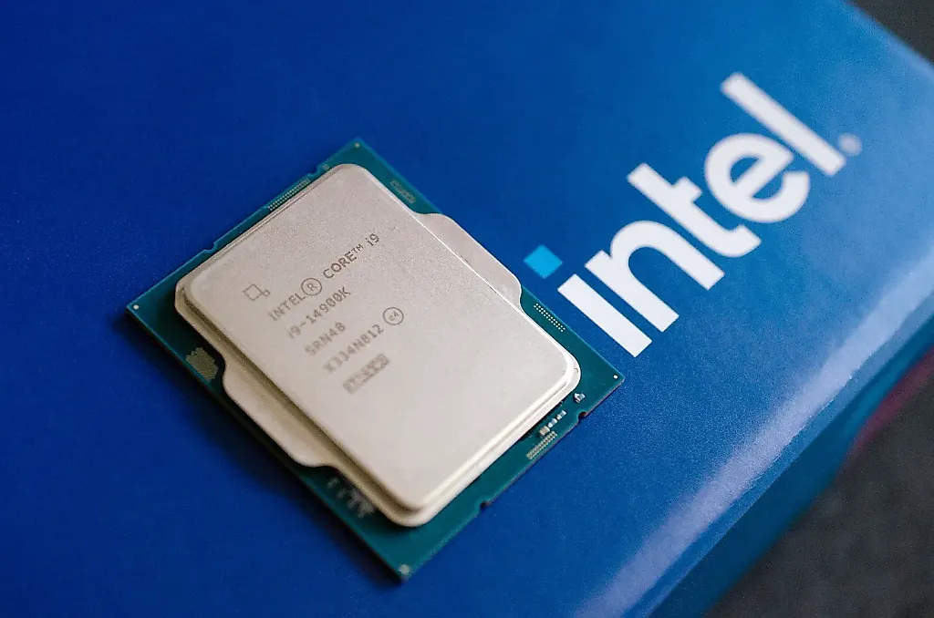 Intel официально отказалась от стратегии «тик-так»: ставка на ИИ важнее роста рынка ПК