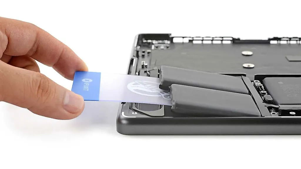 Apple упростила замену батареи в MacBook Pro с чипом M5