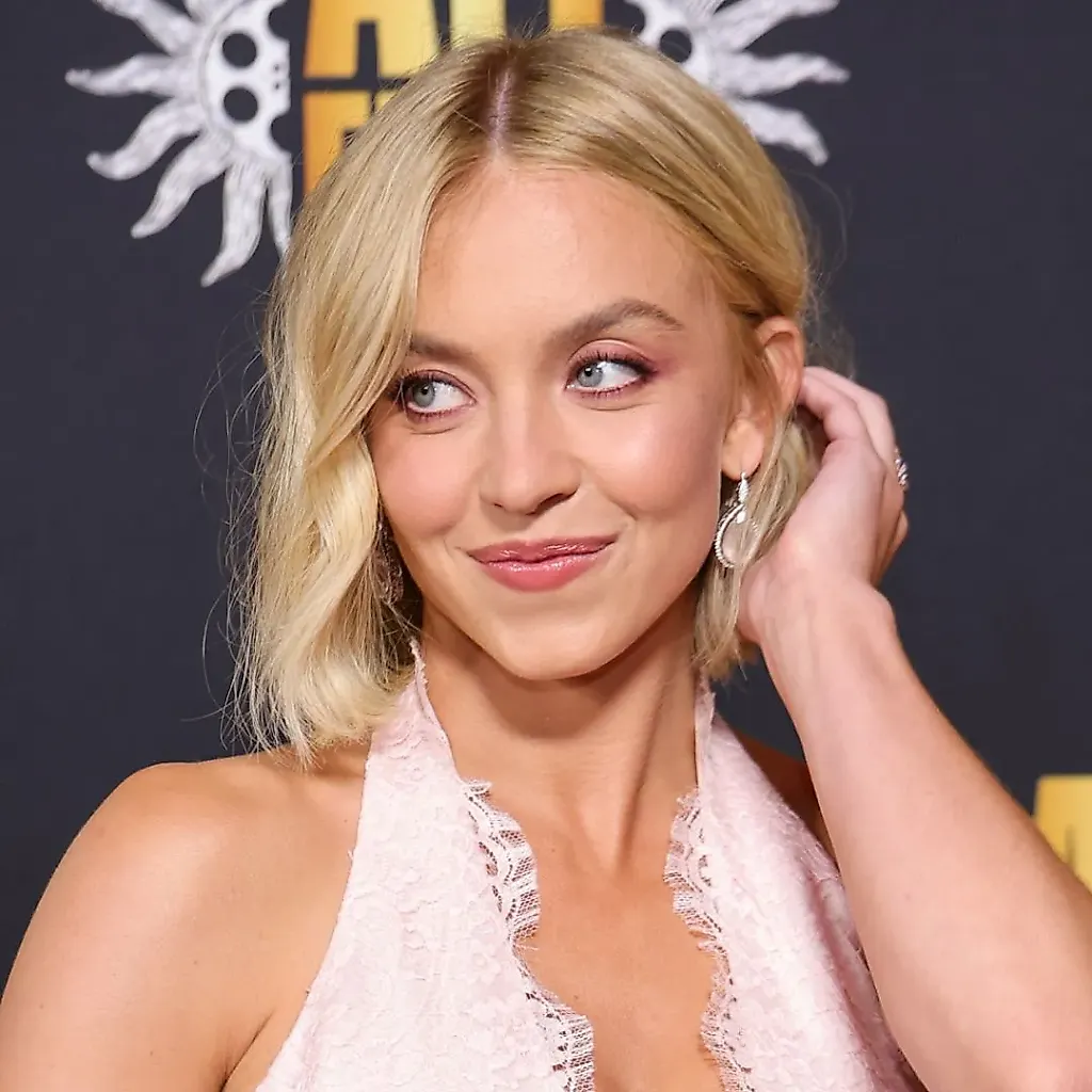 Sydney Sweeney в кружевном платье и с новым бобом: премьера «Christy»