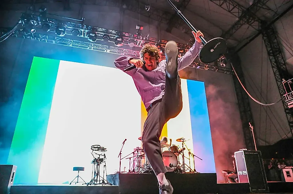 Вирусный прыгун, перцовый спрей и полиция: как один концерт Turnstile стал мини-сериалом соцсетей
