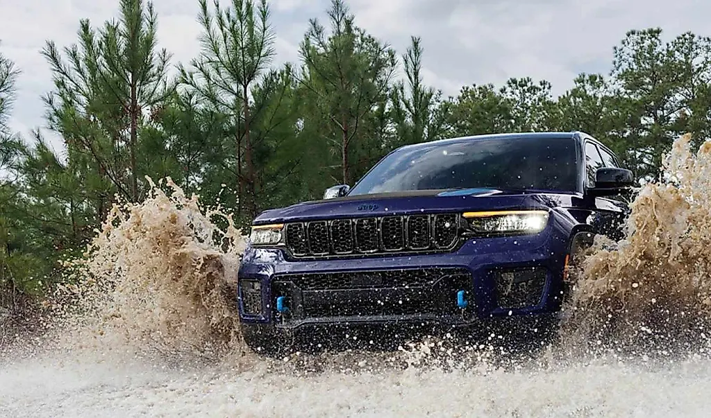 Stellantis отзывает гибриды Jeep из-за риска пожаров