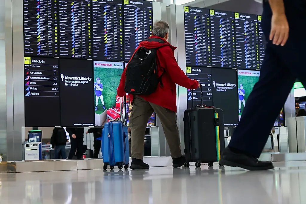 Массовые отмены рейсов: FAA сокращает полёты из-за шатдауна