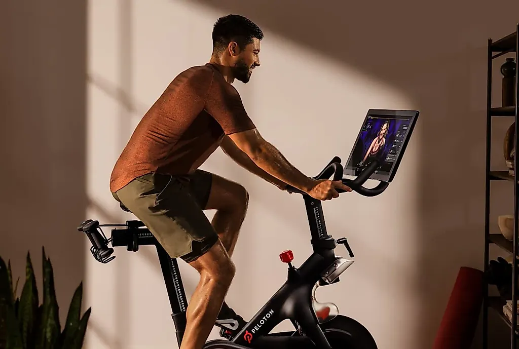Peloton отзывает 833 000 велотренажёров Bike+ из-за ломких сидений