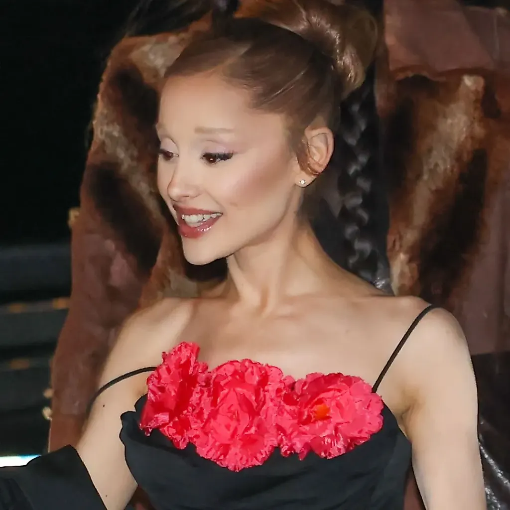 Ariana Grande по-старому: винтаж 1950-х на премьере в Париже
