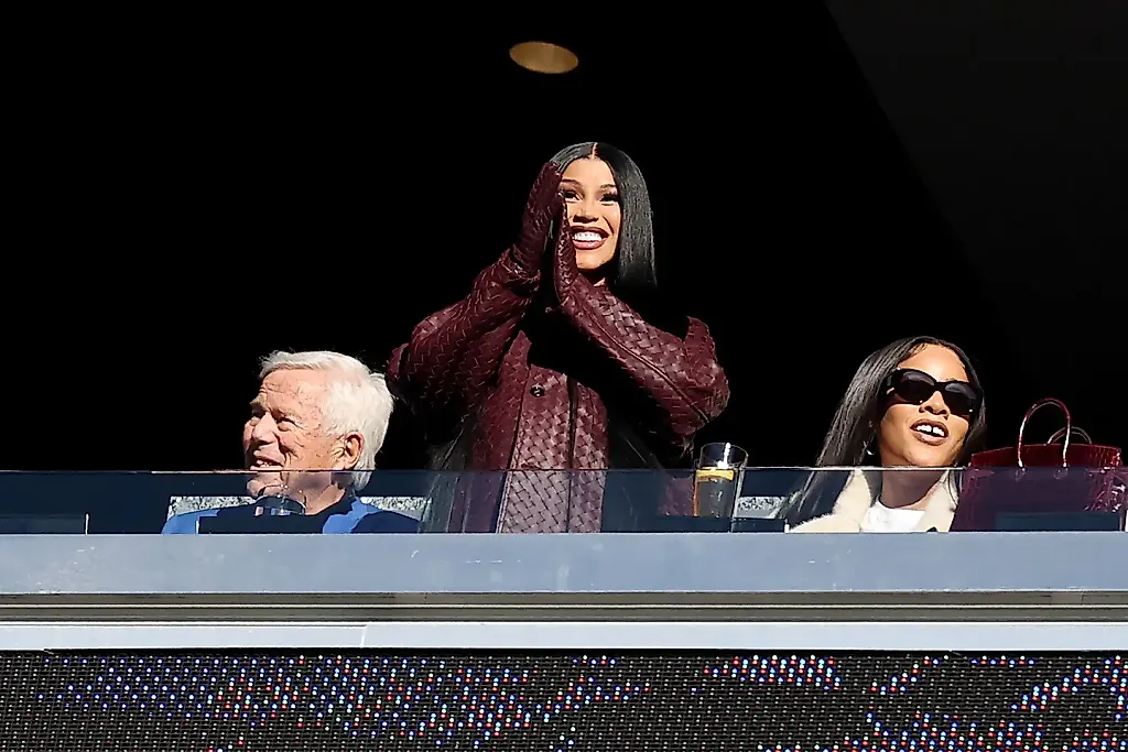 Cardi B празднует победу Stefon Diggs в важном матче NFL