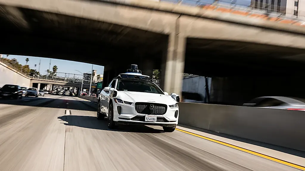 Waymo бросает робомобили на американские хайвеи