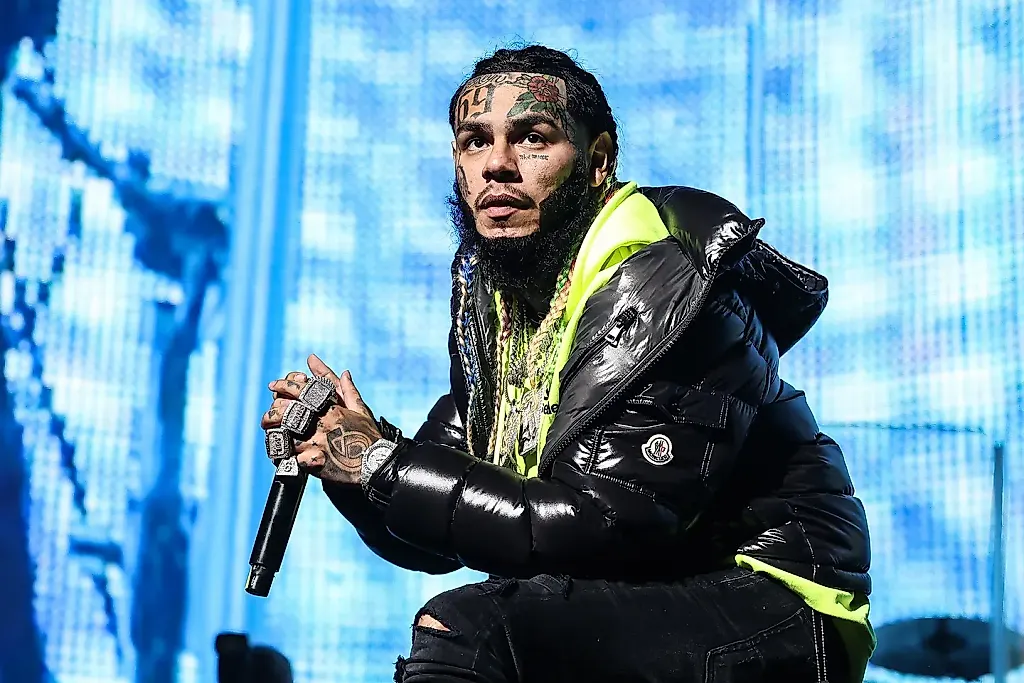 В дом рэпера 6ix9ine ворвались вооружённые грабители: мать певца удерживали силой