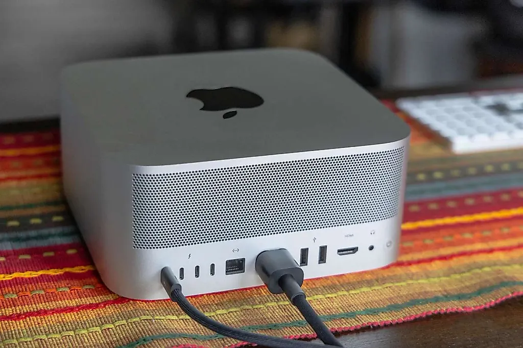 Apple объединяет Mac: macOS Tahoe 26.2 превращает ваши компьютеры в суперкомпьютер ИИ