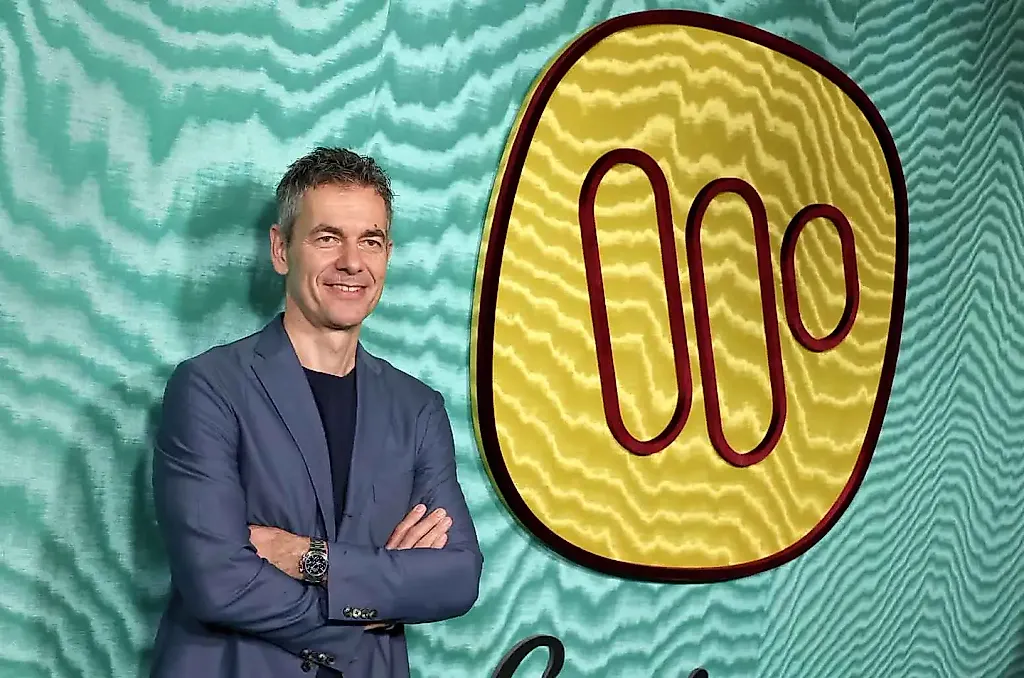 Годовой доход Warner Music Group упал на фоне роста стриминга и рекордных продаж