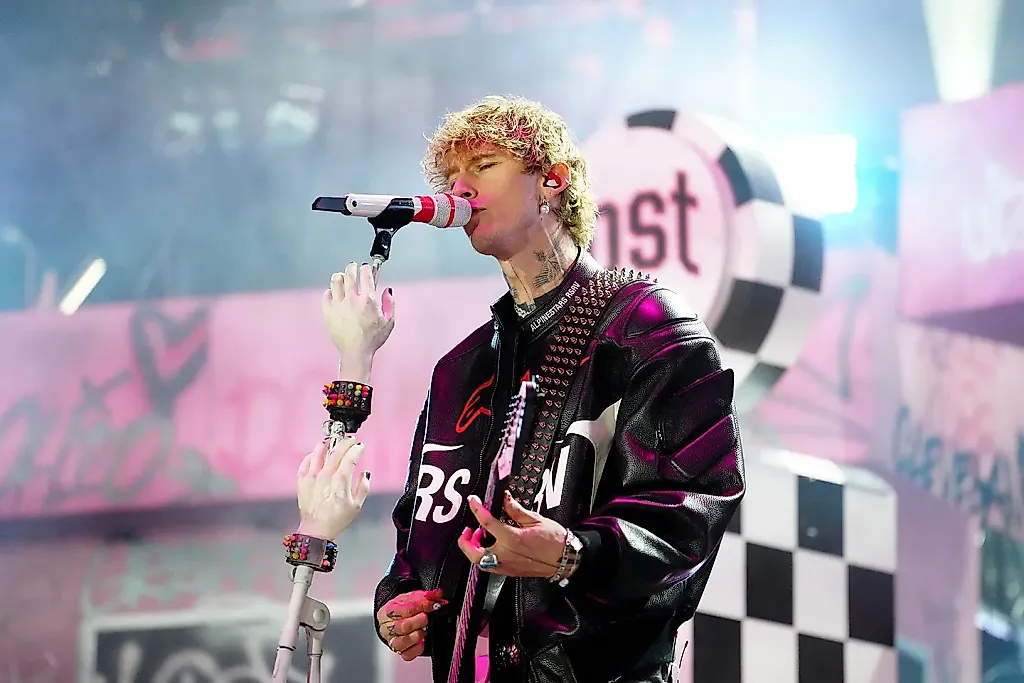 MGK шутит о сексе и F1 на Гран-при Лас-Вегаса