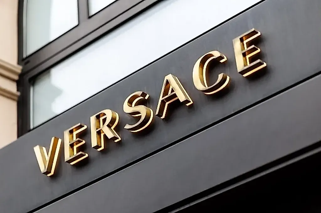 Prada поглотила Versace за 1,4 млрд $: Чьи будут стильные платья?
